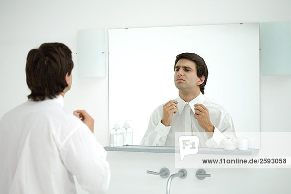 Mann trägt Hemd mit Knopfleiste  Kragen in Spiegel