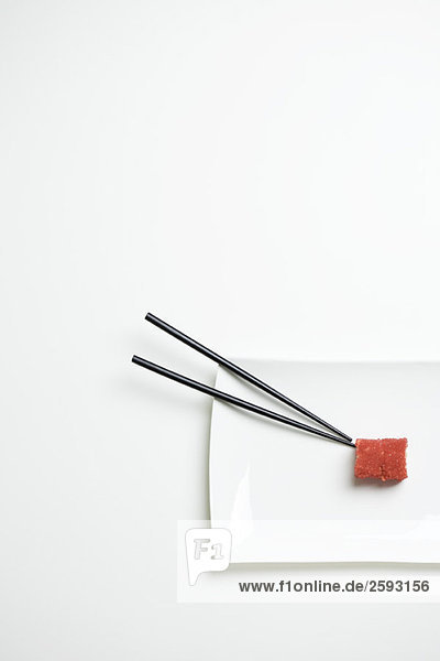 Maki-Sushi und Essstäbchen auf Sushi-Teller  Draufsicht