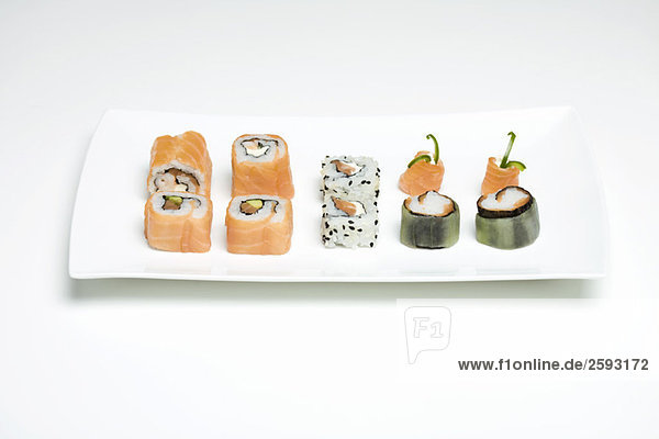 Verschiedene Maki-Sushi auf Sushi-Teller arrangiert