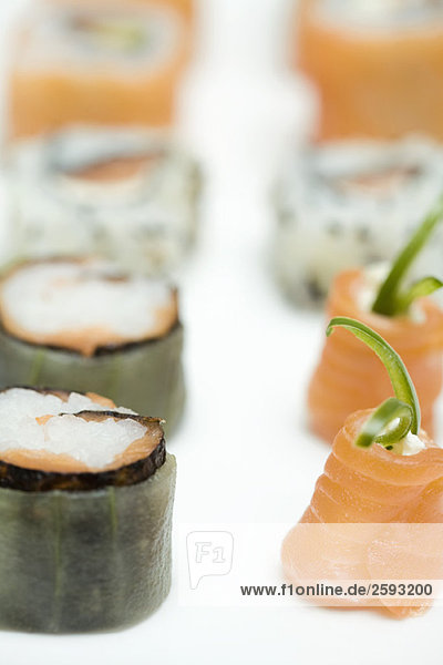 Ausschnitt einer Auswahl von Maki-Sushi  Nahaufnahme