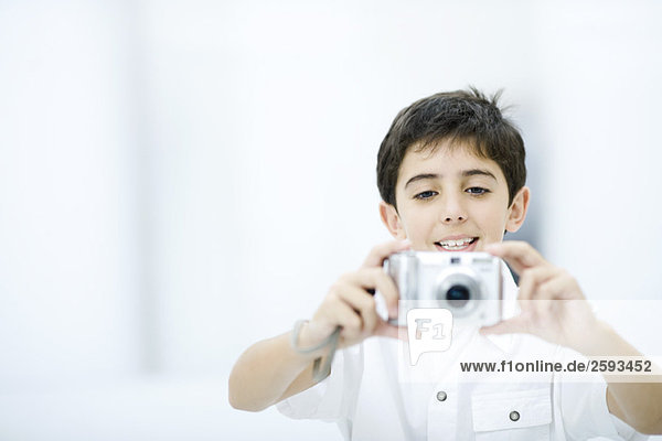 Junge fotografiert mit der Kamera