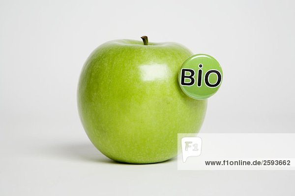 Ein grüner Apfel mit einem'Bio'-Knopf darin