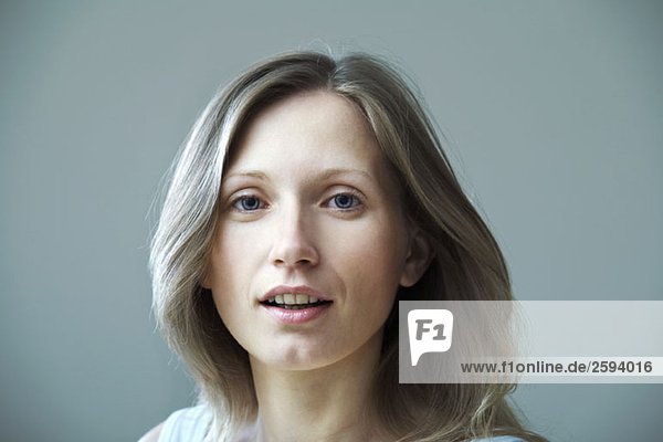 Porträt einer jungen Frau mit blonden Haaren