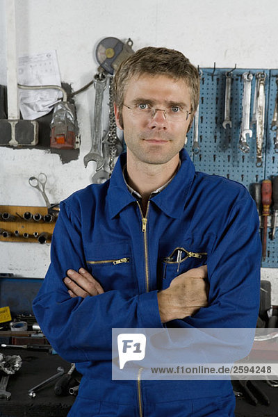 Portrait eines Mechanikers in einer Reparaturwerkstatt