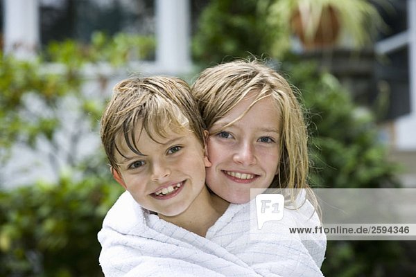 Bruder und Schwester in ein Handtuch gewickelt