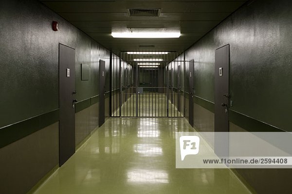 Ein leerer Gefängniskorridor