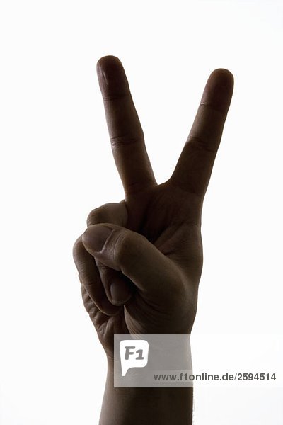 Eine Hand macht ein Friedenszeichen