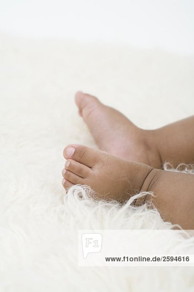 Die nackten Füße eines Babys