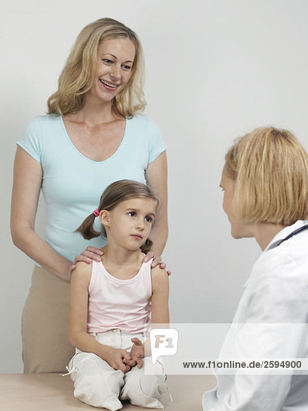 Eine Mutter und Tochter bei einer medizinischen Untersuchung bei einem Kinderarzt