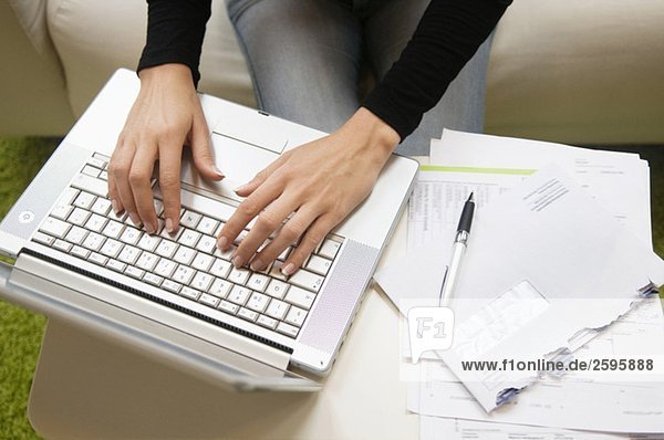 Frau schreibt auf einer Tastatur