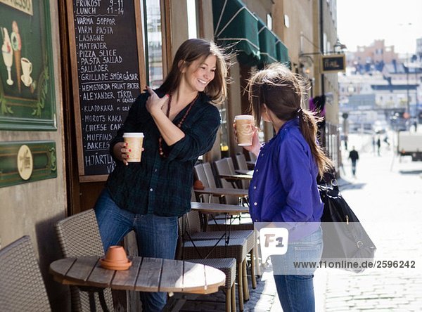 Mädchen im Café