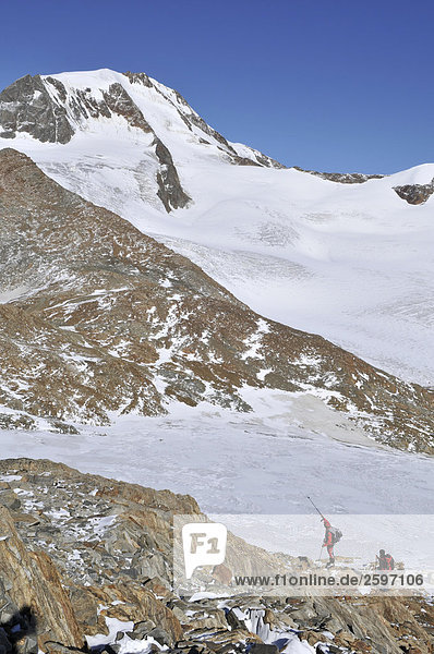 Zwei Bergwanderer Kletterberg  Trentino-Alto Adige  Italien