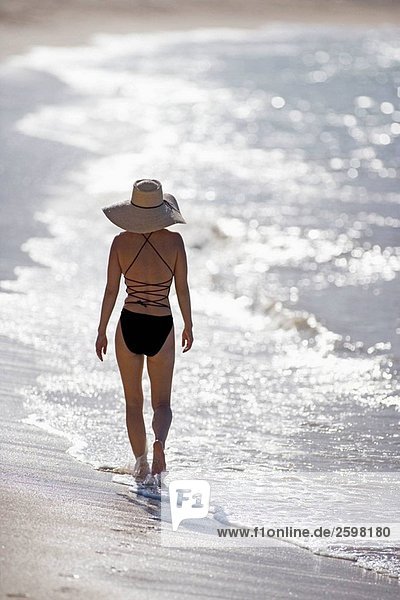 Frau Wandern am Strand  Maui  Hawaii  USA