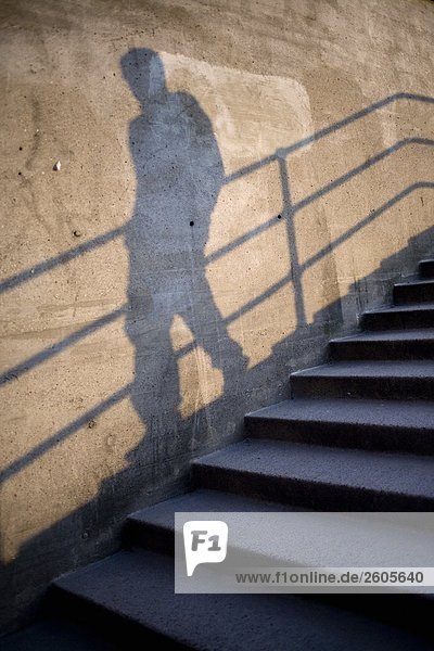 Schatten des ein Mann zu Fuß in Schritten Slussen Stockholm Schweden