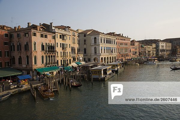 Erhöhte Ansicht der Gondeln moored at Harbor  Canal Grande  Veneto  Venedig  Italien