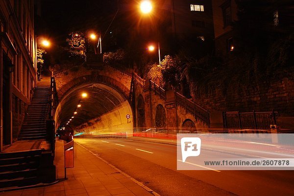 Leere Tunnel in der Nacht beleuchtet