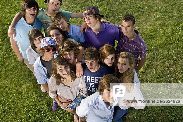 Teenager-Gruppenporträt stehend nach oben schauend