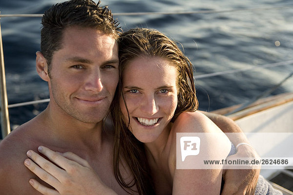 Junges Paar auf Segelboot  lächelnd