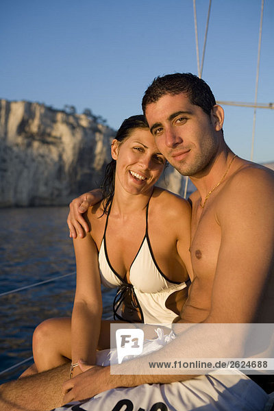 Portrait junges Paar auf Segelboot