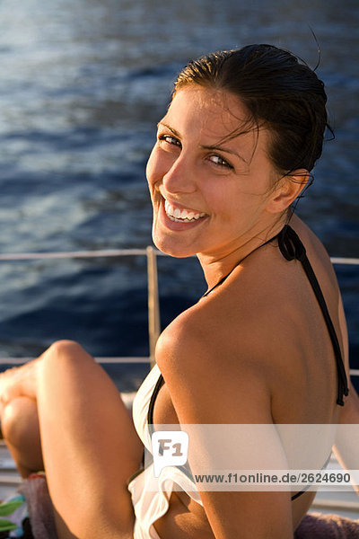 Portrait Frau lächelt in Badeanzug