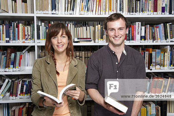 Porträt zweier junger Menschen in der Bibliothek
