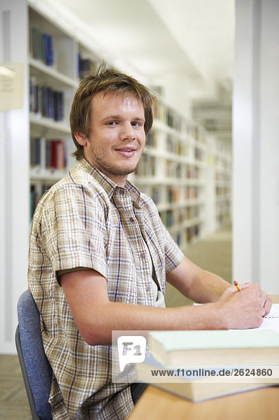 Porträt eines jungen Mannes in der Bibliothek