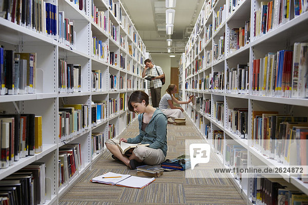 Junge Studenten in einer Bibliothek