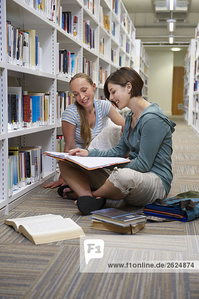 Junge Studenten in einer Bibliothek