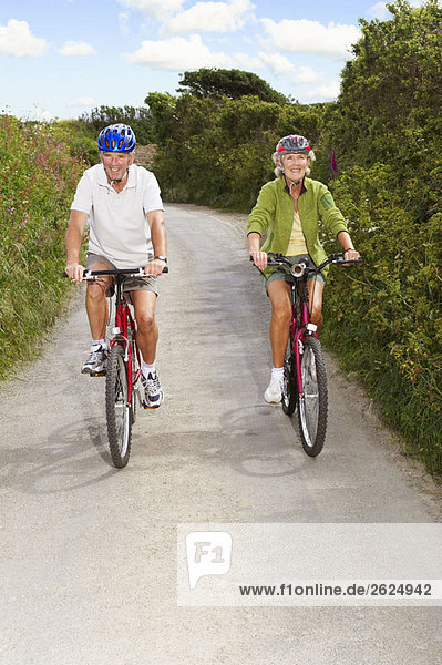 Seniorenpaar Radfahren auf dem Landweg