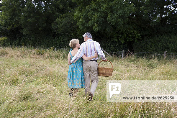 Ein Paar wacht zum Tor in einem Feld auf.