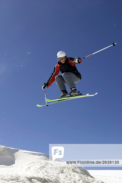 Italien  Tirol  Monte Rosa  Freeride  Mann auf Skiern springen