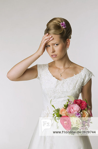 Junge Braut mit Kopfschmerzen  Portrait
