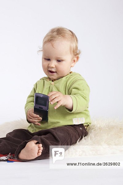 Baby Boy (1-2) spielt mit dem Handy