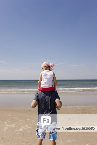 Deutschland  Ostsee  Vater mit Tochter (6) auf den Schultern  Rückansicht