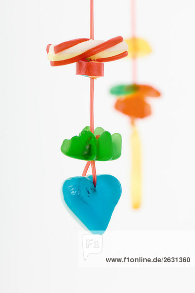 Farbenfrohe Süßigkeiten am String