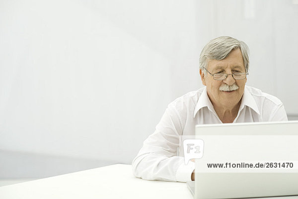 Senior Mann mit Laptop-Computer