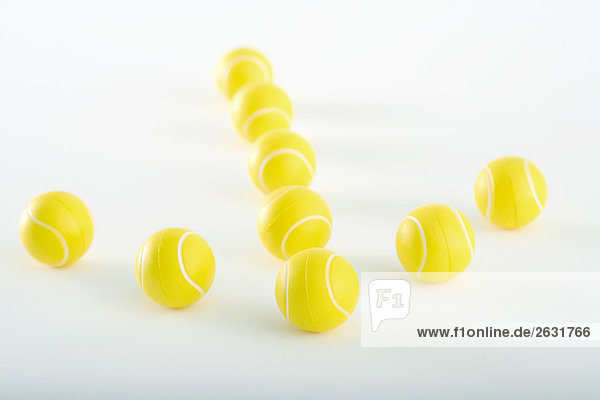 Pfeilförmig angeordnete Kunststoff-Tennisbälle