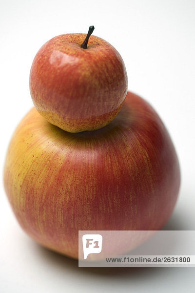 Kleiner roter Apfel auf größerem Apfel