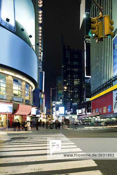 Crosswalk an der Kreuzung von W 43rd Street und Broadway am Times Square mit Blick auf den Broadway nach Süden