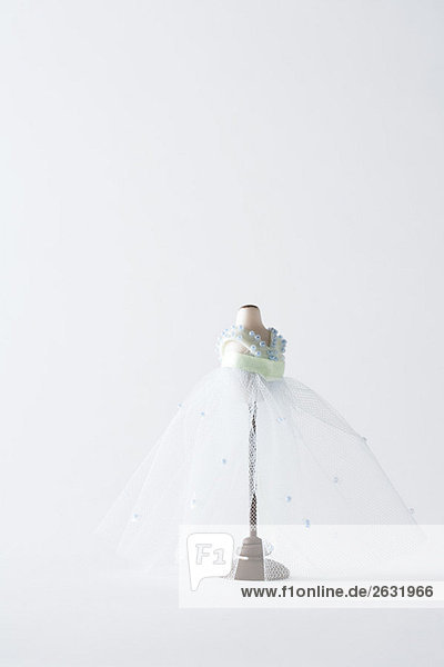 Miniatur-Hochzeitskleid in Schneiderform