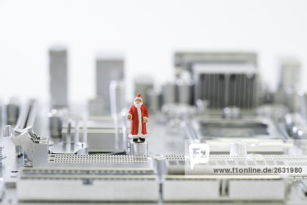 Weihnachtsmann-Figur stehend auf Computer-Motherboard