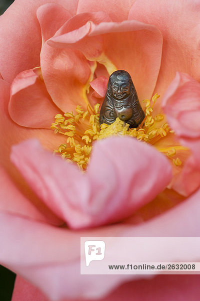 Miniatur-Buddha in der Mitte der Blume sitzend