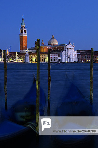 Gondeln moored at Harbor  San Giorgio Maggiore  Venedig  Italien