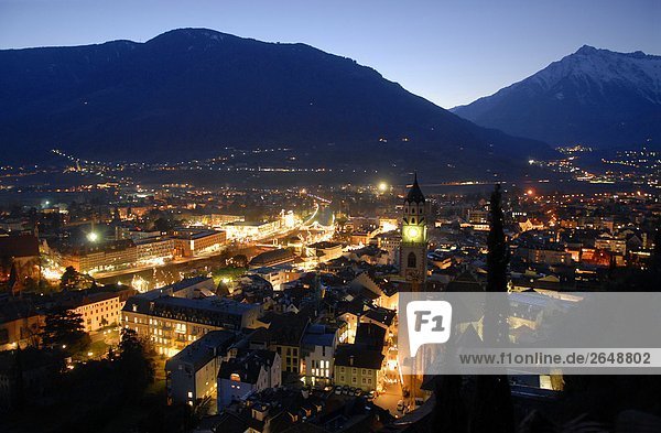 Erhöhte Ansicht der Stadt beleuchtet in der Dämmerung  Meran  Trentino-Alto Adige  Italien