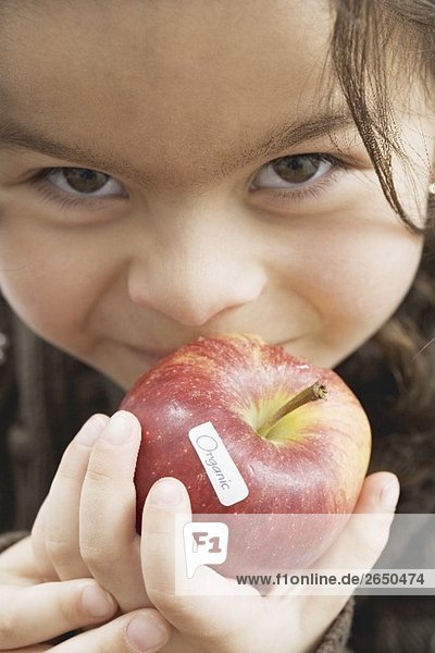 Mädchen mit einem Bio-Apfel