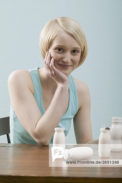 Junge Frau mit Milchdrinks