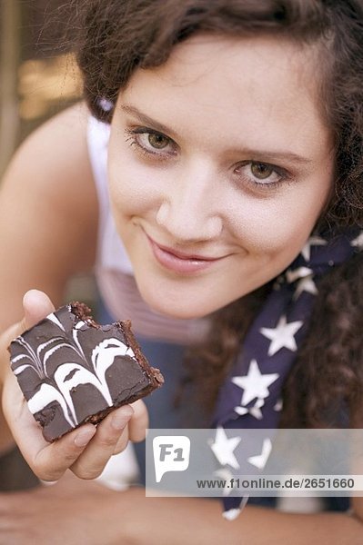 Frau hält angebissenes Brownie (USA)