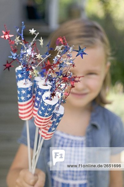 Kleines Mädchen hält Deko für den 4th of July (USA)