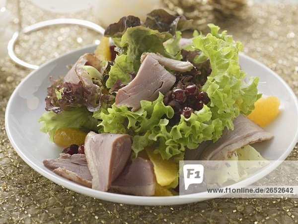 Blattsalat mit Entenbrust und Früchten (weihnachtlich)