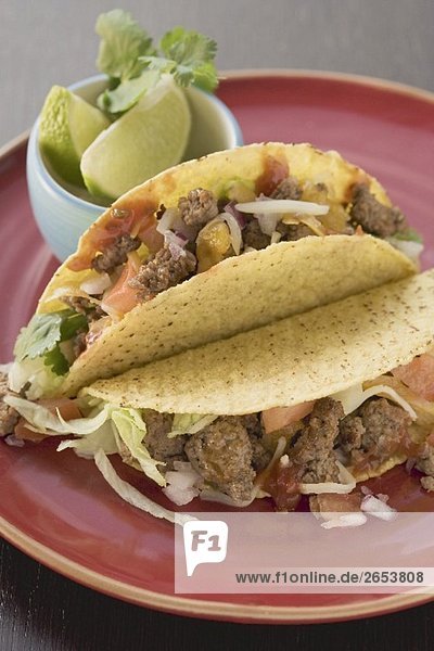 Tacos mit Hackfleisch  Limetten im Schälchen (Mexiko)